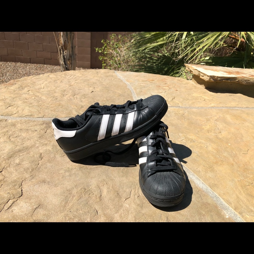 Women’s size 8 Adidas Superstar